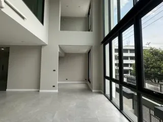 For rent and for sale 4 bedrooms office in Suan Luang, Bangkok