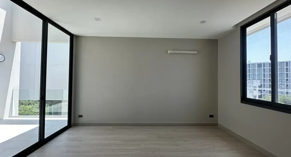 For rent and for sale 4 bedrooms office in Suan Luang, Bangkok