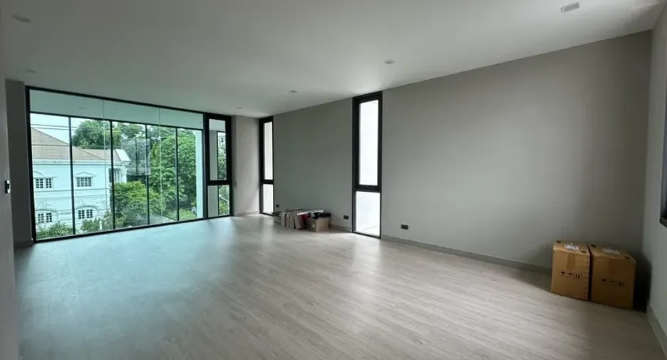 For rent and for sale 4 bedrooms office in Suan Luang, Bangkok