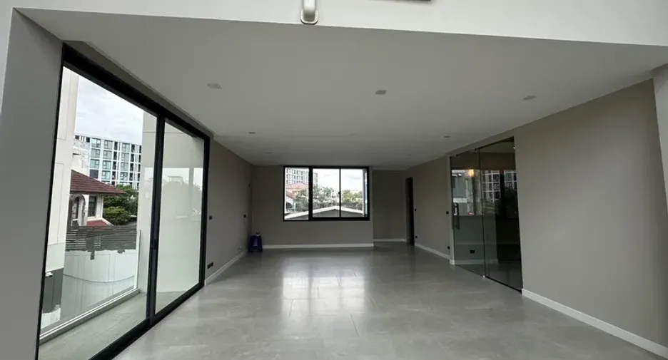For rent and for sale 4 bedrooms office in Suan Luang, Bangkok