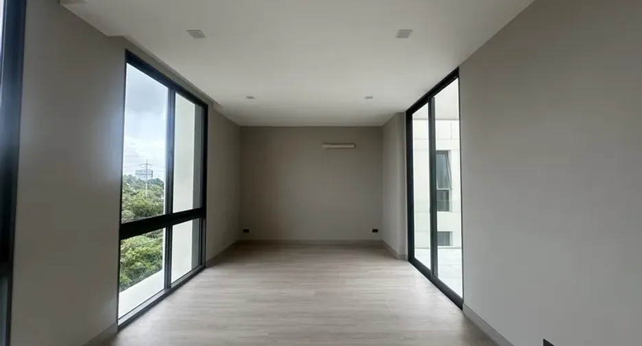 For rent and for sale 4 bedrooms office in Suan Luang, Bangkok