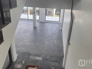 Oficina en alquiler y en venta en Phra Khanong, Bangkok