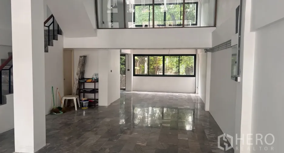 Oficina en alquiler y en venta en Phra Khanong, Bangkok