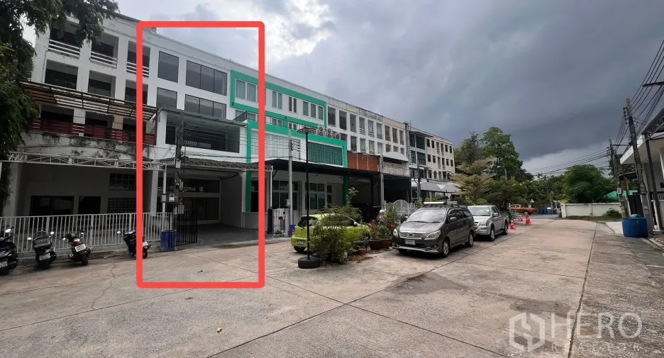 Oficina en alquiler y en venta en Phra Khanong, Bangkok