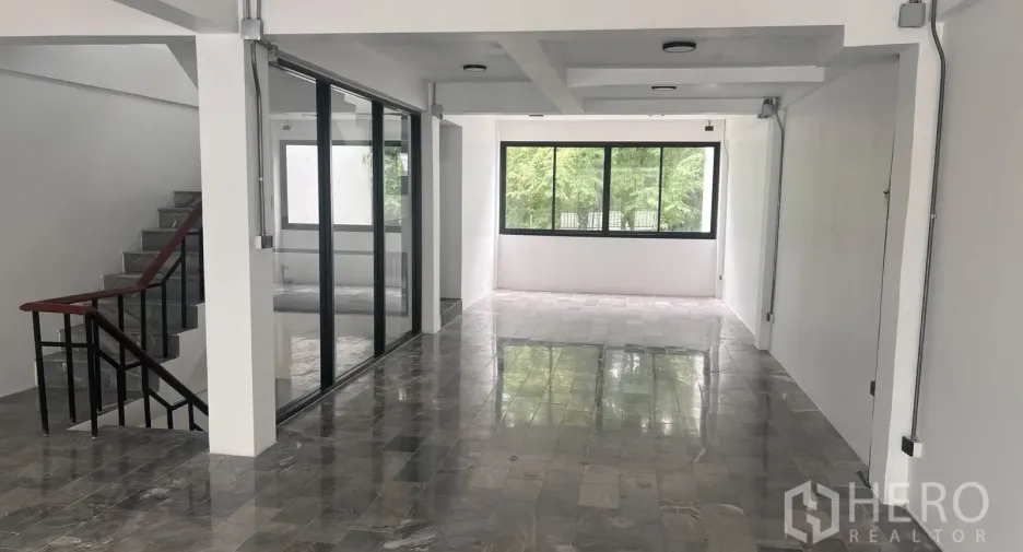 Oficina en alquiler y en venta en Phra Khanong, Bangkok