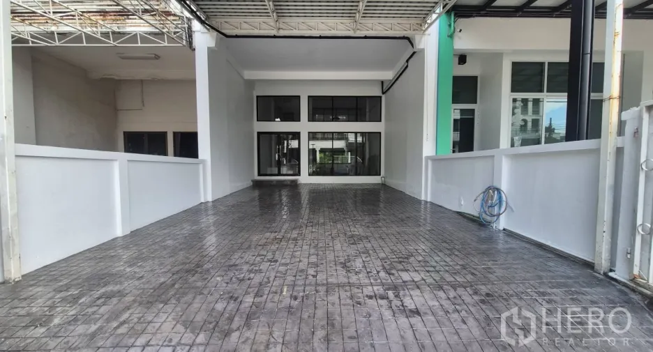 Oficina en alquiler y en venta en Phra Khanong, Bangkok