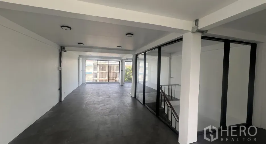 Oficina en alquiler y en venta en Phra Khanong, Bangkok