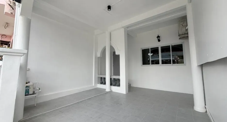 Reihenhaus zur Miete mit 3 Zimmer in Khlong Toei, Bangkok