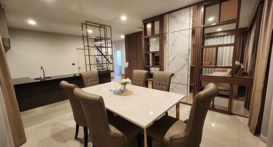 Casa en alquiler de 4 habitaciones en Bang Kapi, Bangkok