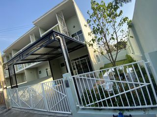 Casa adosada en alquiler de 3 habitaciones en Bang Lamung, Chonburi
