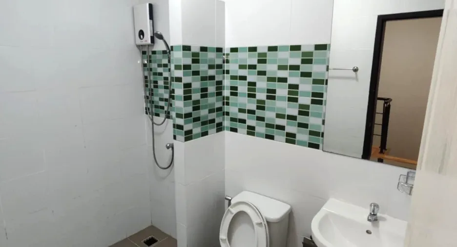 Casa adosada en alquiler de 3 habitaciones en Bang Phli, Samut Prakan