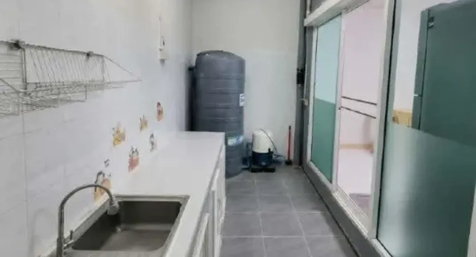 Casa adosada en alquiler de 3 habitaciones en Bang Phli, Samut Prakan