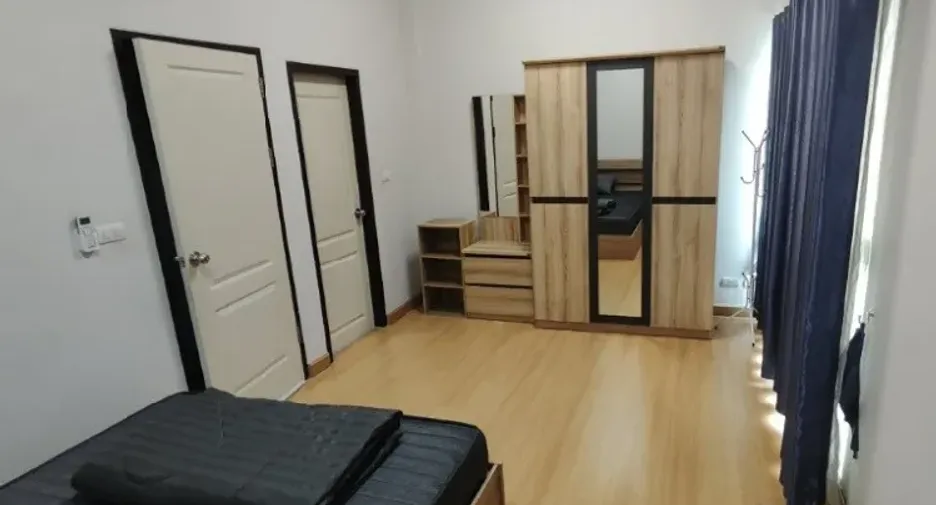 Casa adosada en alquiler de 3 habitaciones en Bang Phli, Samut Prakan