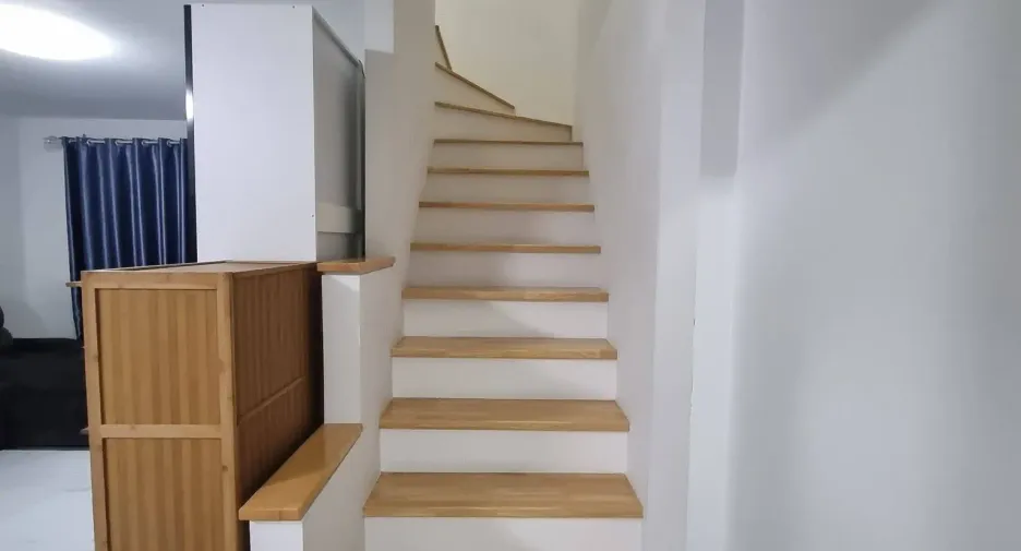 Casa adosada en alquiler de 3 habitaciones en Bang Phli, Samut Prakan