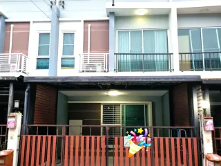 Casa adosada en alquiler de 3 habitaciones en Bang Phli, Samut Prakan