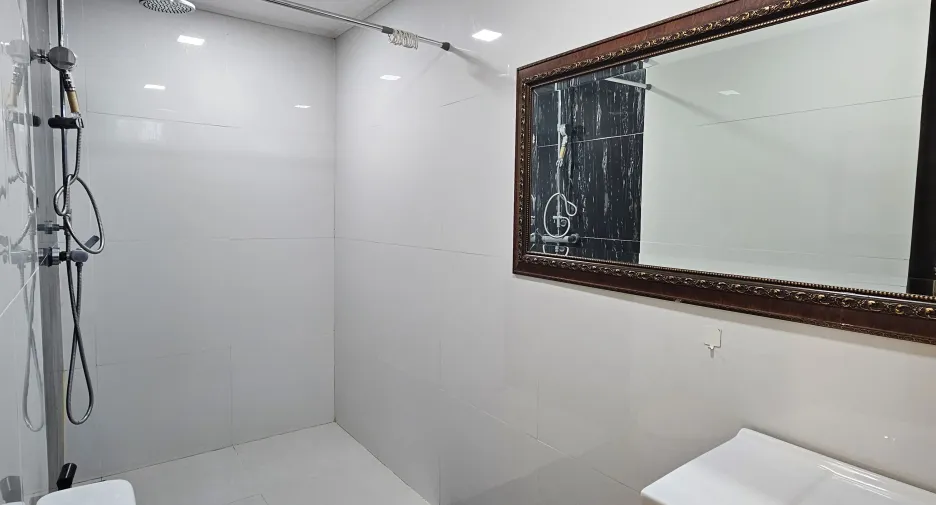 Casa en alquiler de 5 habitaciones en Mueang Samut Prakan, Samut Prakan