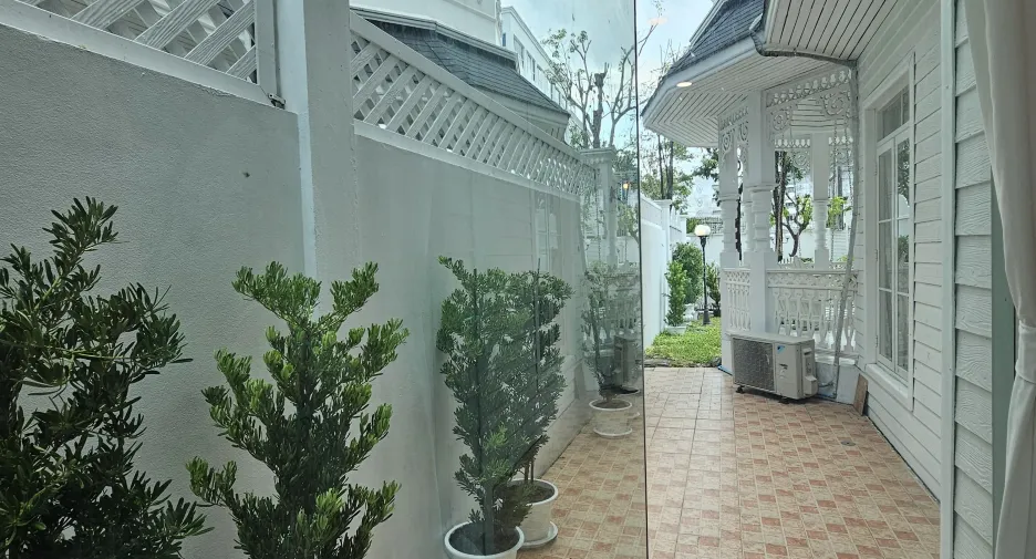 Casa en alquiler de 5 habitaciones en Mueang Samut Prakan, Samut Prakan