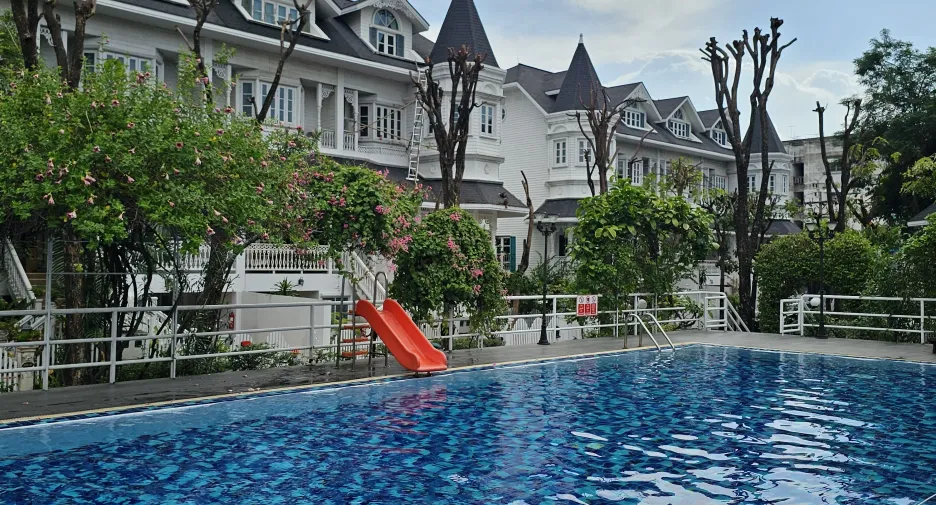 Casa en alquiler de 5 habitaciones en Mueang Samut Prakan, Samut Prakan
