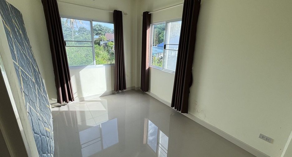 Casa adosada en venta y en alquiler de 3 habitaciones en Bang Lamung, Chonburi