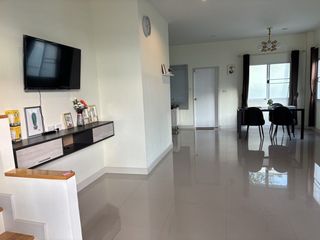 Casa adosada en venta y en alquiler de 3 habitaciones en Bang Lamung, Chonburi