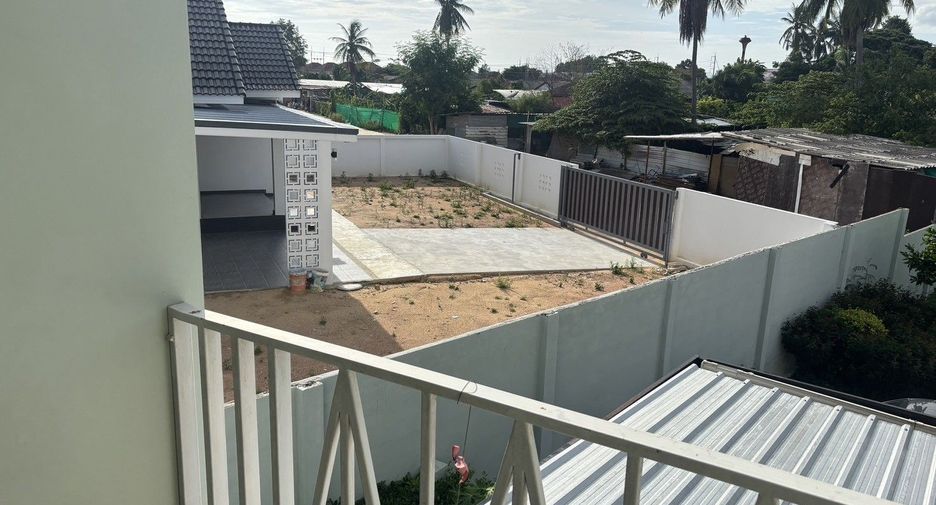 Casa adosada en venta y en alquiler de 3 habitaciones en Bang Lamung, Chonburi
