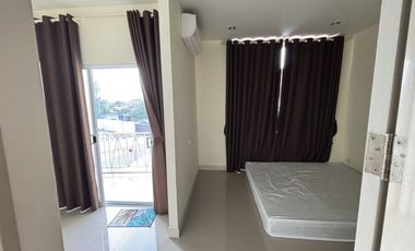 Casa adosada en venta y en alquiler de 3 habitaciones en Bang Lamung, Chonburi