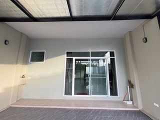 Casa adosada en venta y en alquiler de 3 habitaciones en Bang Lamung, Chonburi