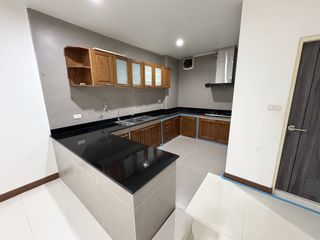 Casa adosada en venta de 4 habitaciones en Thung Khru, Bangkok