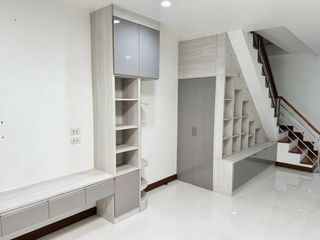 Casa adosada en venta de 4 habitaciones en Thung Khru, Bangkok