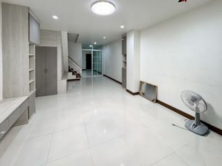 Casa adosada en venta de 4 habitaciones en Thung Khru, Bangkok
