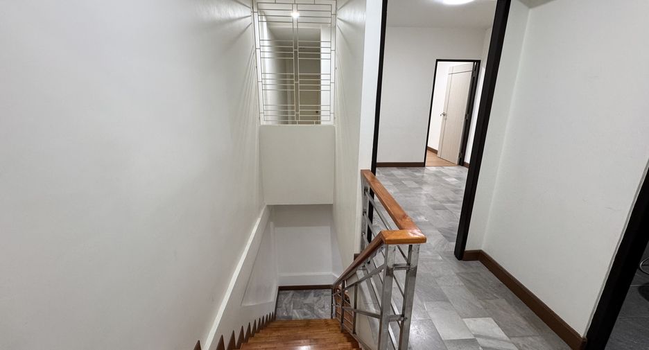 Casa adosada en venta de 4 habitaciones en Thung Khru, Bangkok