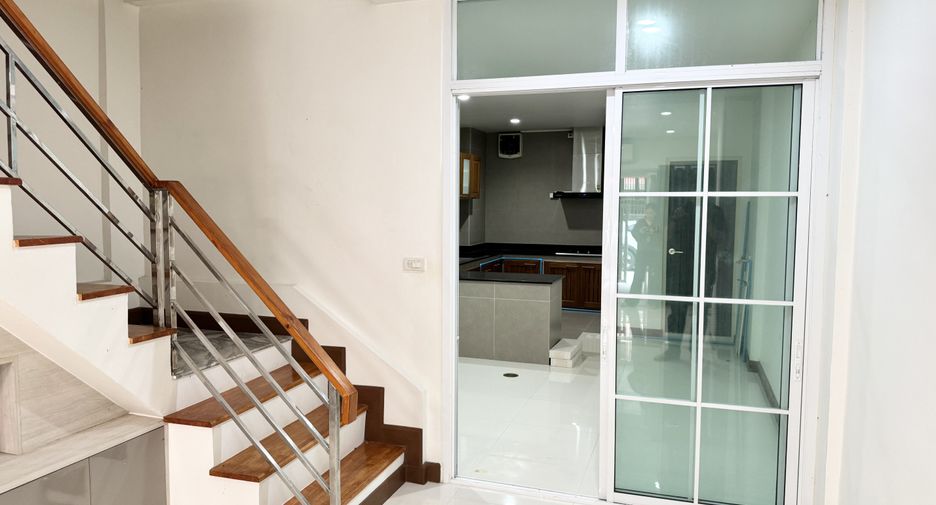 Casa adosada en venta de 4 habitaciones en Thung Khru, Bangkok