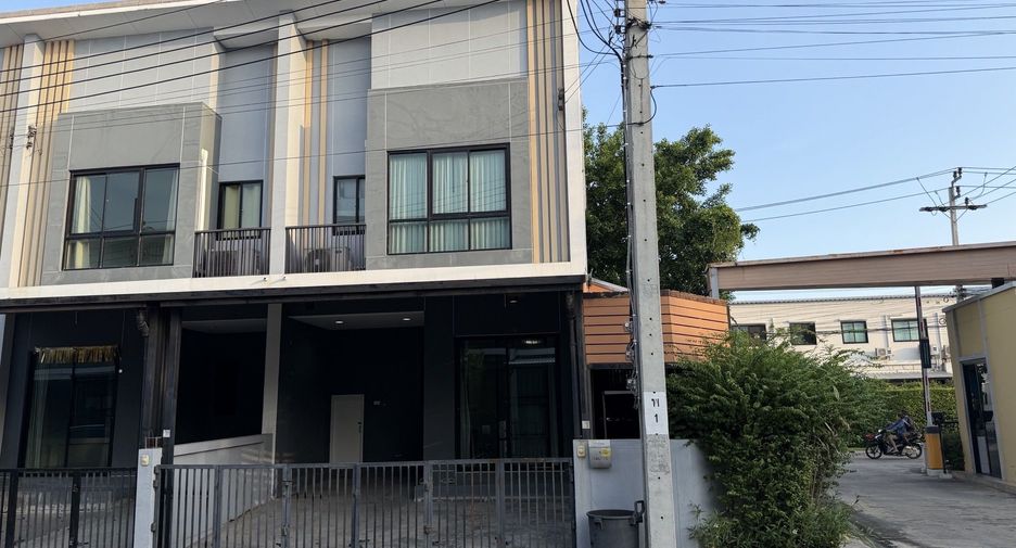For sale 3 bedrooms townhouse in Lat Krabang, Bangkok