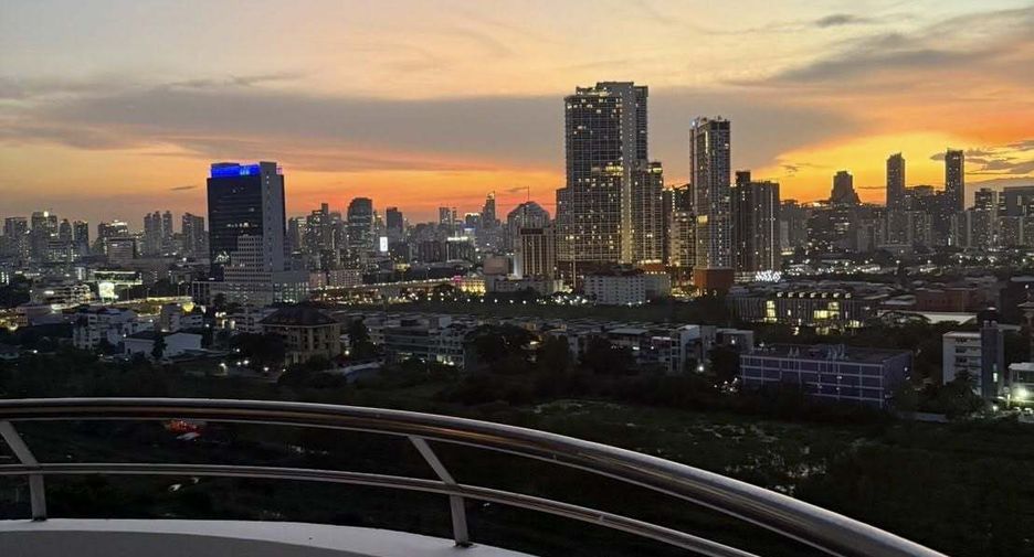 For rent 2 bedrooms condo in Huai Khwang, Bangkok