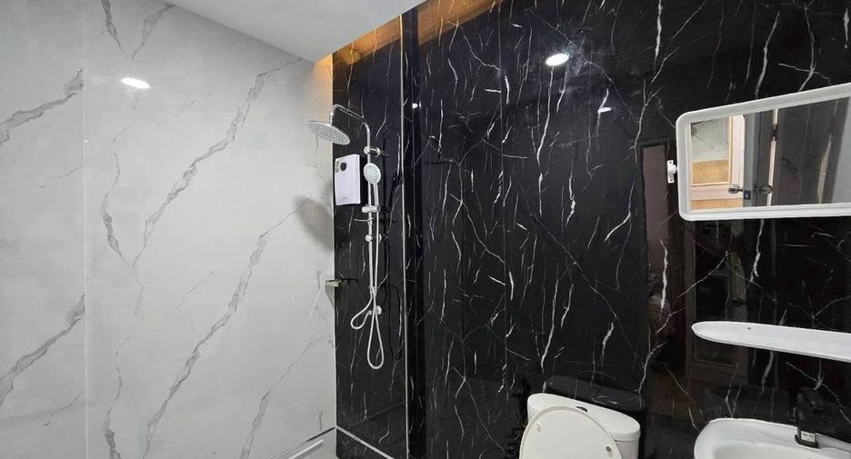 Casa adosada en alquiler de 4 habitaciones en Bang Lamung, Chonburi