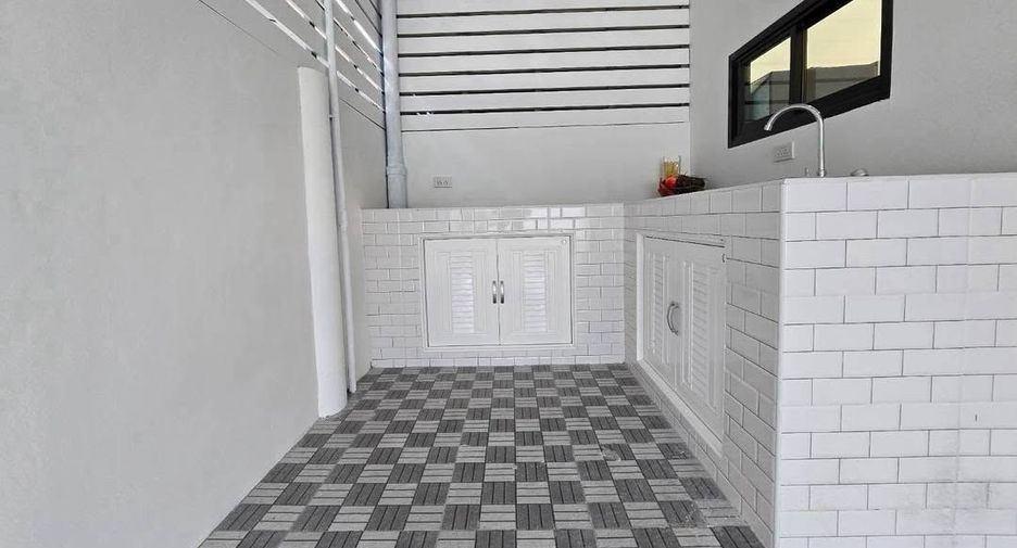 Casa adosada en alquiler de 4 habitaciones en Bang Lamung, Chonburi