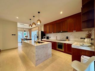 À vendre et à louer 4 chambres villa à Mueang Phuket, Phuket