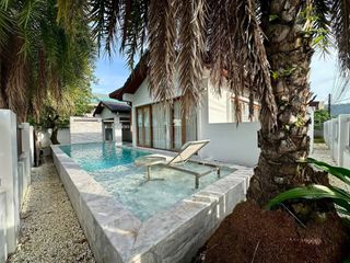 À vendre et à louer 4 chambres villa à Mueang Phuket, Phuket