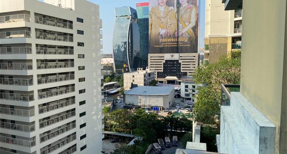 Condo en alquiler de 3 habitaciones en Huai Khwang, Bangkok