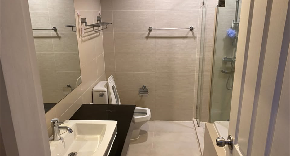 Condo en alquiler de 3 habitaciones en Huai Khwang, Bangkok