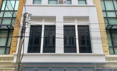 For rent 3 bedrooms townhouse in Bang Na, Bangkok