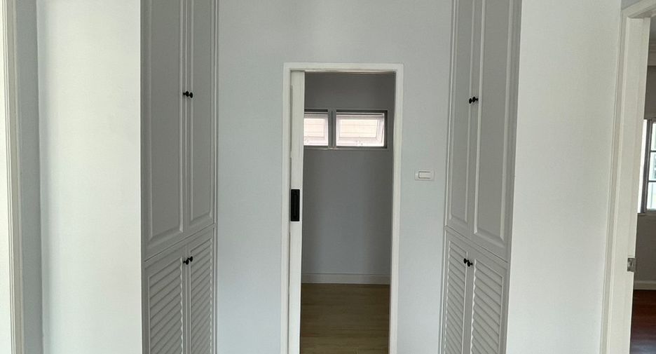 出租 4 卧室 独立屋 在 Phra Khanong, 曼谷