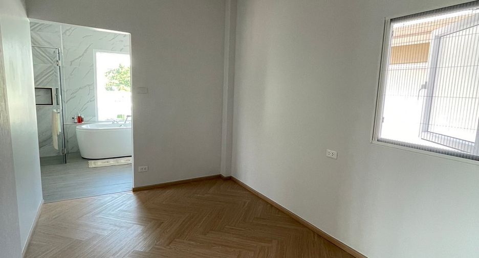 出租 4 卧室 独立屋 在 Phra Khanong, 曼谷