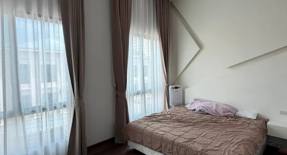 For rent 4 bedrooms townhouse in Mueang Nonthaburi, Nonthaburi