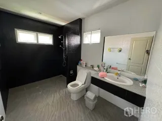 Haus zur Miete mit 4 Zimmer in Watthana, Bangkok