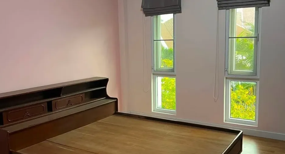 Haus zur Miete mit 4 Zimmer in Watthana, Bangkok