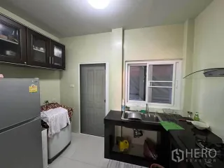 Haus zur Miete mit 4 Zimmer in Watthana, Bangkok