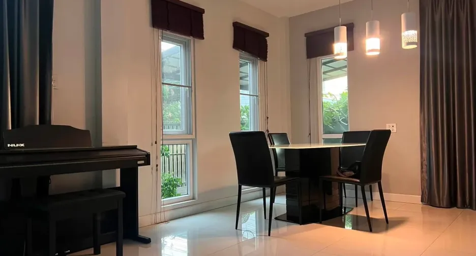 Haus zur Miete mit 4 Zimmer in Watthana, Bangkok