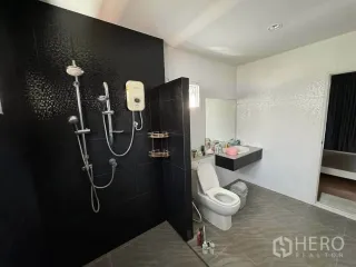 Haus zur Miete mit 4 Zimmer in Watthana, Bangkok