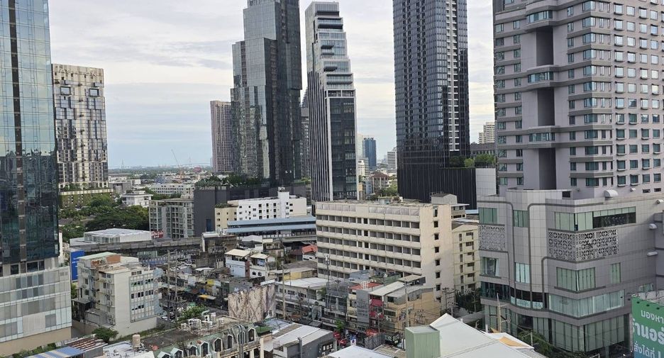 For sale 3 bedrooms condo in Watthana, Bangkok